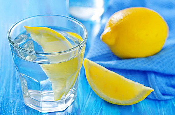 Du kan lägga ingefära och honung till citronvatten