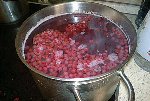 倒入糖浆浆果和煮沸