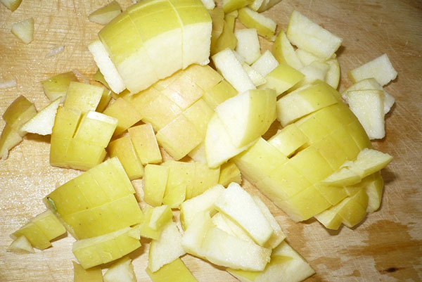 нарезать яблоки кубиками